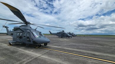 vojenské helikoptéry na letišti