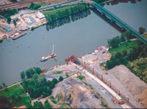 Vystavba_plaveneho_tunelu_na_trase_IV_C1_trasa_Nadrazi_Holesovice_Ladvi_2002