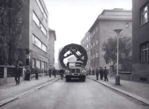 8_Prevoz_nemechanizovaneho_stitu_ul_Hradeckych_1970_Metrostav