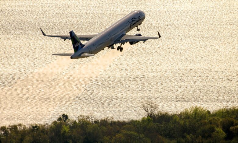 letadlo Airbus nad mořem
