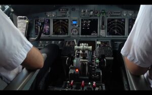 pohled na avioniku v kokpitu