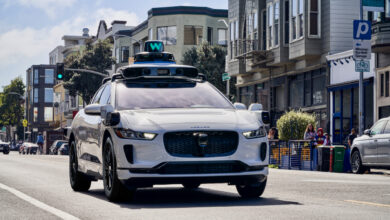 Autonomní auto společnosti Waymo v ulicích San Franciska. Jaguar I Pace