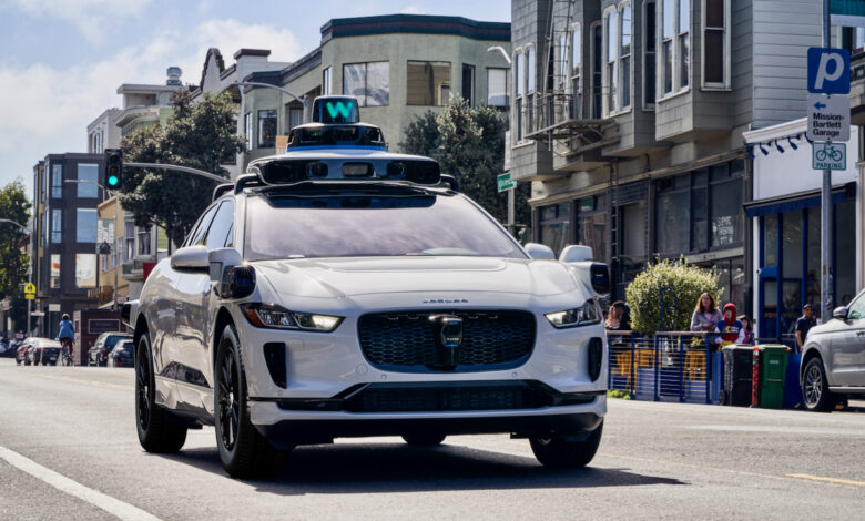 Autonomní auto společnosti Waymo v ulicích San Franciska. Jaguar I Pace