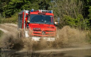 Mercedes-Benz Special Trucks zeigt auf der RETTmobil einen hochgeländegängigen Unimog als Tanklöschfahrzeu