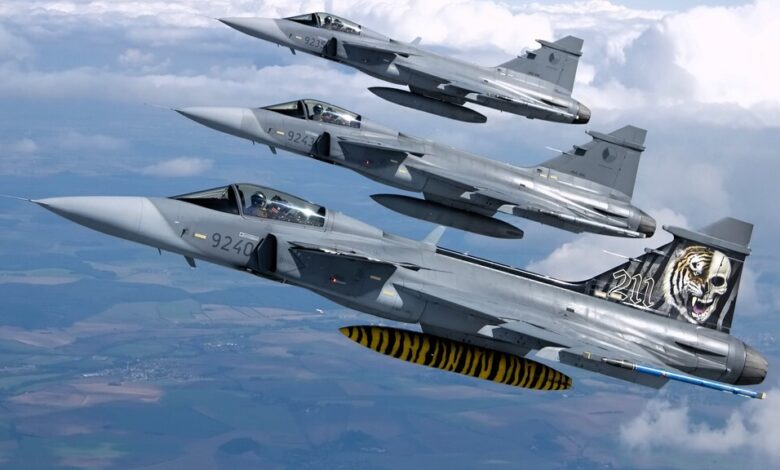 3 Letouny JAS-39 Gripen ve formaci