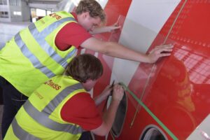 lepení folie na trup letadla boeing 777