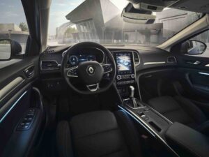 Renault MÉGANE GrandCoupé nabízí dva výbavové stupně evolution a techno v kombinaci s prověřenou benzínovou motorizací 1,3 TCe s výkonem 140 k se šestistupňovou manuální převodovkou, nebo se sedmistupňovou dvouspojkovou automatickou převodovkou EDC