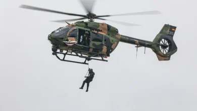 voják se spouští z vrtulníku H145